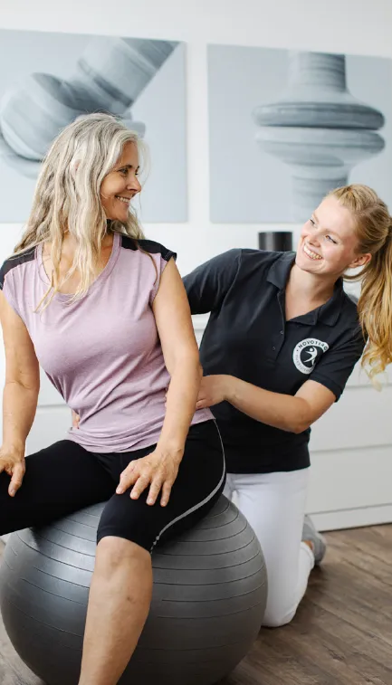 Übungen zur Balance und Mobilisierung auf einem Gymnastikball unter Anleitung