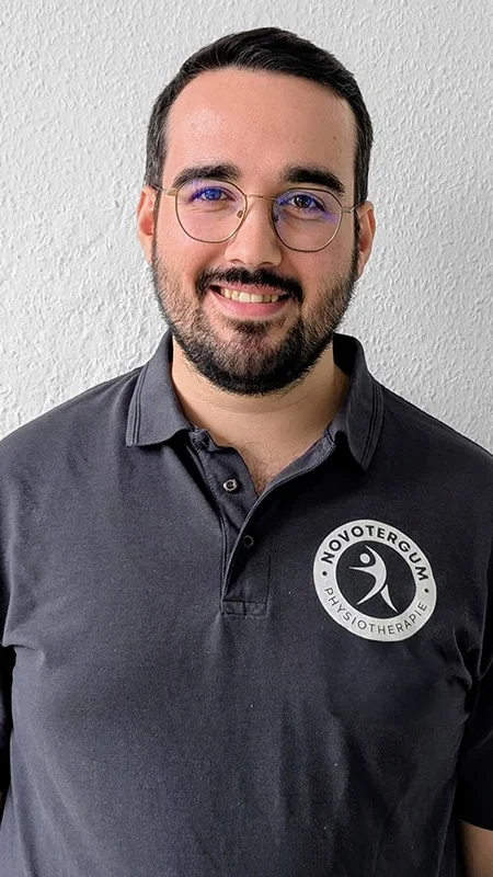 Mann in schwarzem Poloshirt steht.